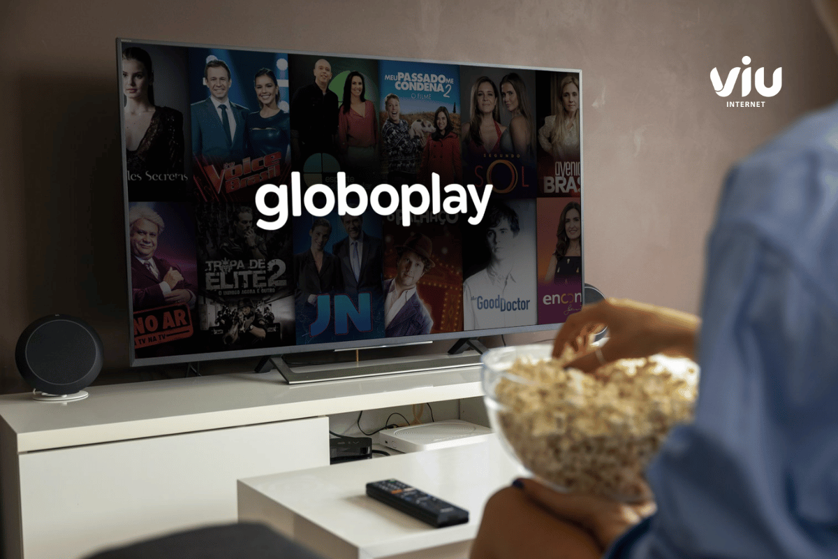 Alt text: Smart TV exibindo a tela inicial do streaming Globoplay, ilustrando as diferenças entre os planos grátis, padrão e premium oferecidos junto à internet fibra óptica da VIU.